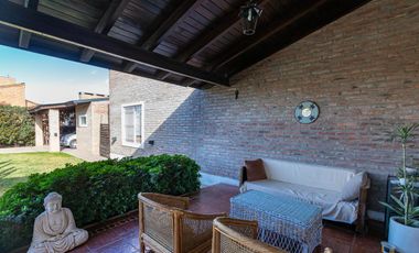 VENTA CASA DE 3 DORMITORIOS EN FUNES CON PILETA