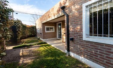 VENTA CASA DE 3 DORMITORIOS EN FUNES CON PILETA