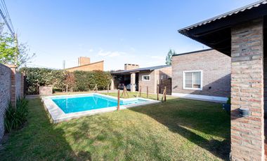 VENTA CASA DE 3 DORMITORIOS EN FUNES CON PILETA