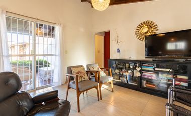 VENTA CASA DE 3 DORMITORIOS EN FUNES CON PILETA