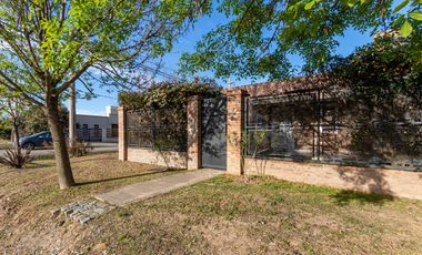 VENTA CASA DE 3 DORMITORIOS EN FUNES CON PILETA