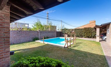 VENTA CASA DE 3 DORMITORIOS EN FUNES CON PILETA