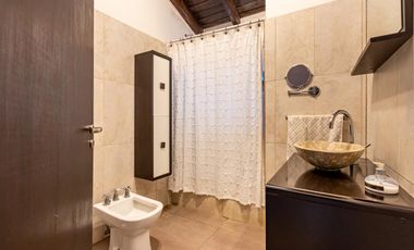 VENTA CASA DE 3 DORMITORIOS EN FUNES CON PILETA
