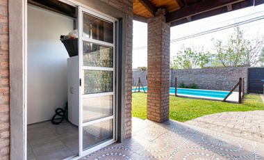 VENTA CASA DE 3 DORMITORIOS EN FUNES CON PILETA