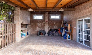 VENTA CASA DE 3 DORMITORIOS EN FUNES CON PILETA