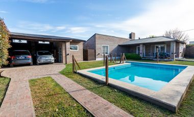VENTA CASA DE 3 DORMITORIOS EN FUNES CON PILETA