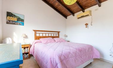 VENTA CASA DE 3 DORMITORIOS EN FUNES CON PILETA