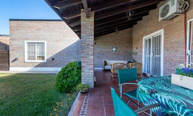 VENTA CASA DE 3 DORMITORIOS EN FUNES CON PILETA