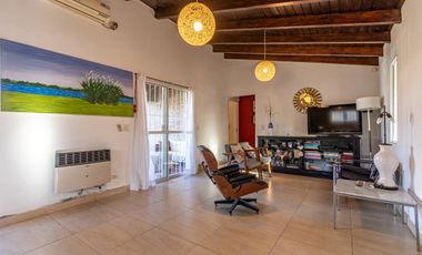VENTA CASA DE 3 DORMITORIOS EN FUNES CON PILETA