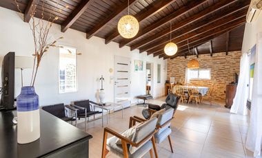 VENTA CASA DE 3 DORMITORIOS EN FUNES CON PILETA