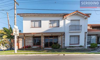 Chalet de 5 ambientes con parque