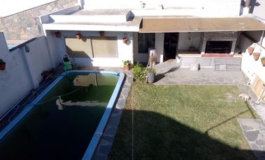 Venta 2 Casas al Fte.  en Ramos Mejia - C/Fdo con quincho y pileta