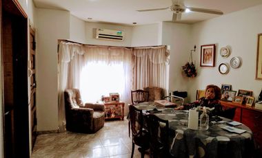 Venta 2 Casas al Fte.  en Ramos Mejia - C/Fdo con quincho y pileta