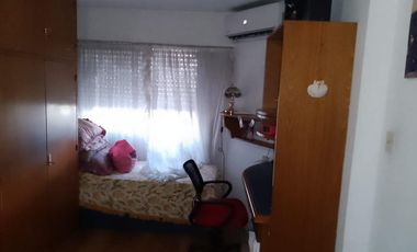 Venta 2 Casas al Fte.  en Ramos Mejia - C/Fdo con quincho y pileta