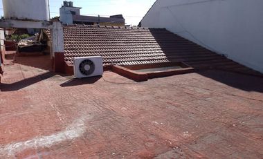 Venta 2 Casas al Fte.  en Ramos Mejia - C/Fdo con quincho y pileta