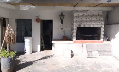 Venta 2 Casas al Fte.  en Ramos Mejia - C/Fdo con quincho y pileta