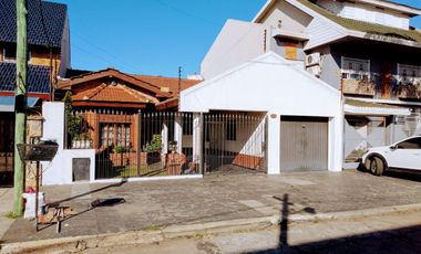 Venta 2 Casas al Fte.  en Ramos Mejia - C/Fdo con quincho y pileta