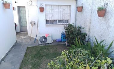 Venta 2 Casas al Fte.  en Ramos Mejia - C/Fdo con quincho y pileta