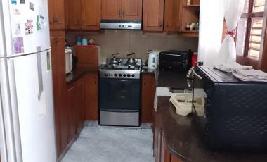 Venta 2 Casas al Fte.  en Ramos Mejia - C/Fdo con quincho y pileta