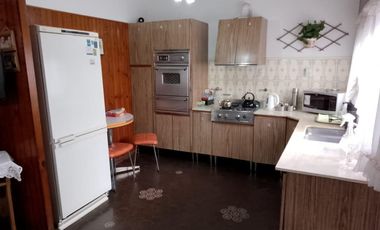 Venta 2 Casas al Fte.  en Ramos Mejia - C/Fdo con quincho y pileta