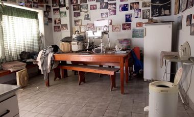 Venta 2 Casas al Fte.  en Ramos Mejia - C/Fdo con quincho y pileta