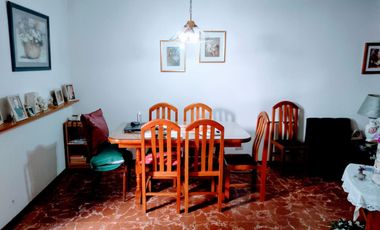 Venta 2 Casas al Fte.  en Ramos Mejia - C/Fdo con quincho y pileta