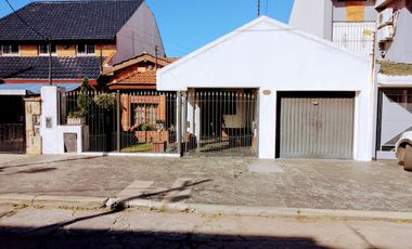 Venta 2 Casas al Fte.  en Ramos Mejia - C/Fdo con quincho y pileta