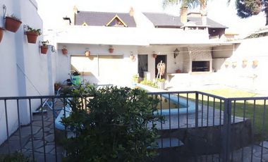 Venta 2 Casas al Fte.  en Ramos Mejia - C/Fdo con quincho y pileta