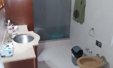 Venta 2 Casas al Fte.  en Ramos Mejia - C/Fdo con quincho y pileta