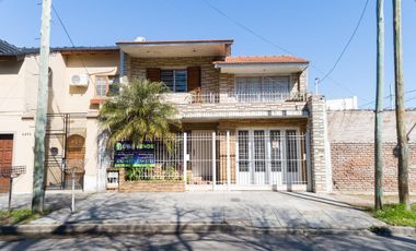 Casa 4 ambientes con garage, parque y quincho