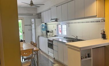 Casa 4 ambientes con garage, parque y quincho