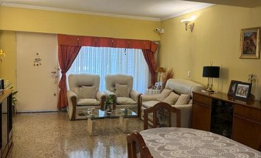 Casa 4 ambientes con garage, parque y quincho