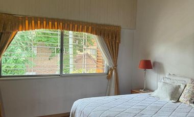 Casa 4 ambientes con garage, parque y quincho