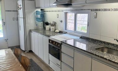 Casa 4 ambientes con garage, parque y quincho