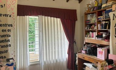 Casa 4 ambientes con garage, parque y quincho