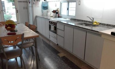 Casa 4 ambientes con garage, parque y quincho