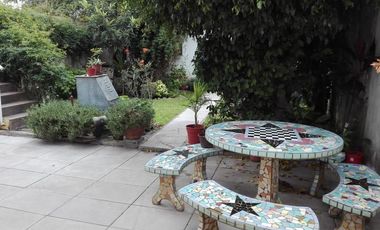 Casa 4 ambientes con garage, parque y quincho