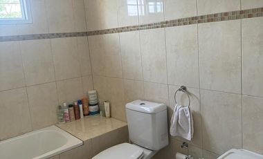 Casa 4 ambientes con garage, parque y quincho