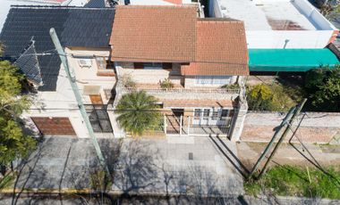 Casa 4 ambientes con garage, parque y quincho