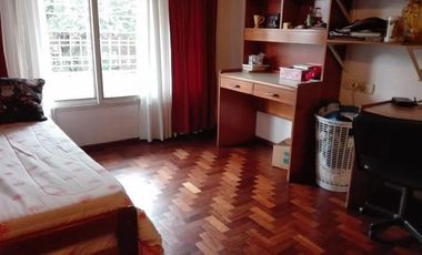 Casa 4 ambientes con garage, parque y quincho