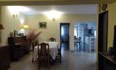 Casa 4 ambientes con garage, parque y quincho