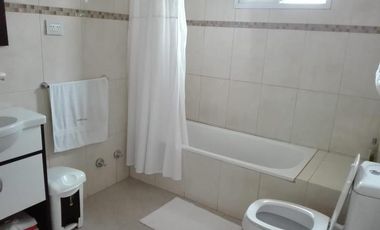 Casa 4 ambientes con garage, parque y quincho