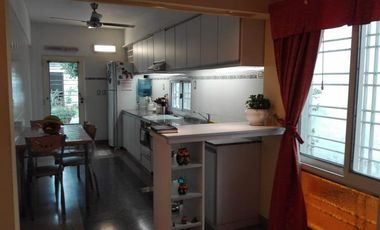 Casa 4 ambientes con garage, parque y quincho