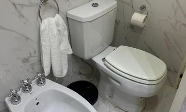 Casa 4 ambientes con garage, parque y quincho
