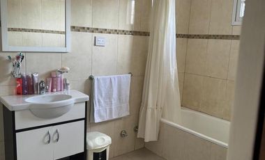 Casa 4 ambientes con garage, parque y quincho