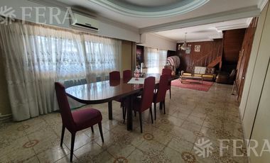 Venta casa de 5 ambientes con cochera y quincho en Quilmes Oeste