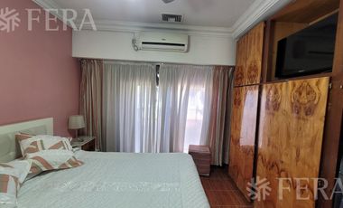 Venta casa de 5 ambientes con cochera y quincho en Quilmes Oeste