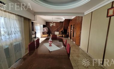 Venta casa de 5 ambientes con cochera y quincho en Quilmes Oeste