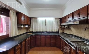 Venta casa de 5 ambientes con cochera y quincho en Quilmes Oeste