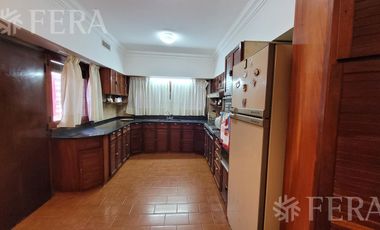 Venta casa de 5 ambientes con cochera y quincho en Quilmes Oeste